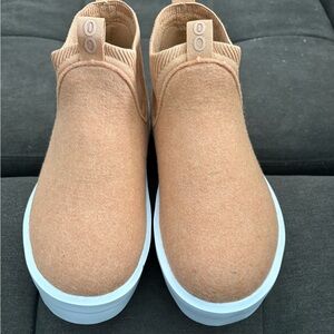 NWT OOFOS OOmega Londoner Felt Boot - Womens Size 8 - Almond